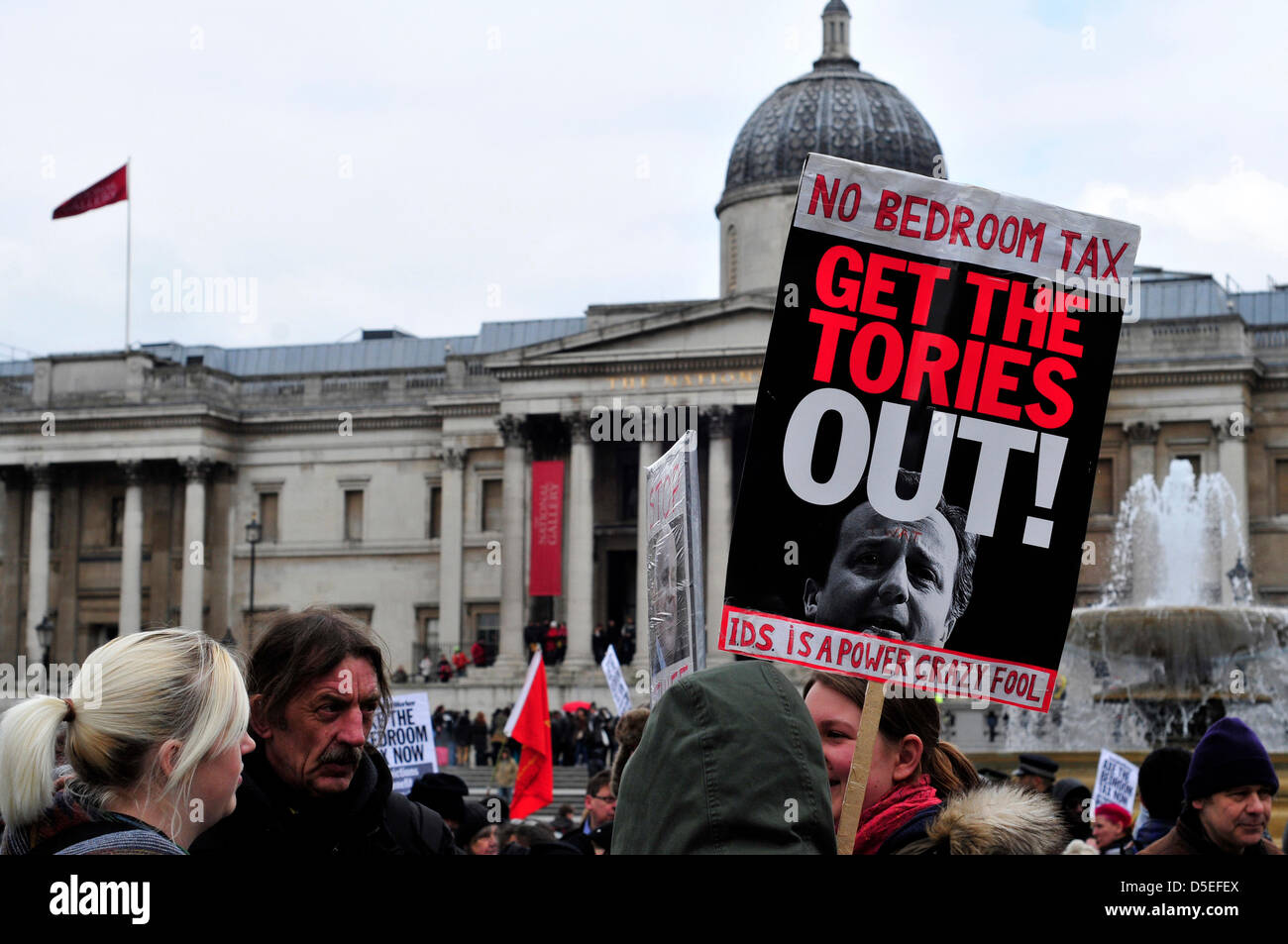 Demonstranten gegen das Schlafzimmer steuern mit einem Banner lesen "die Tories raus," Trafalgar Square, London, Großbritannien. Stockfoto