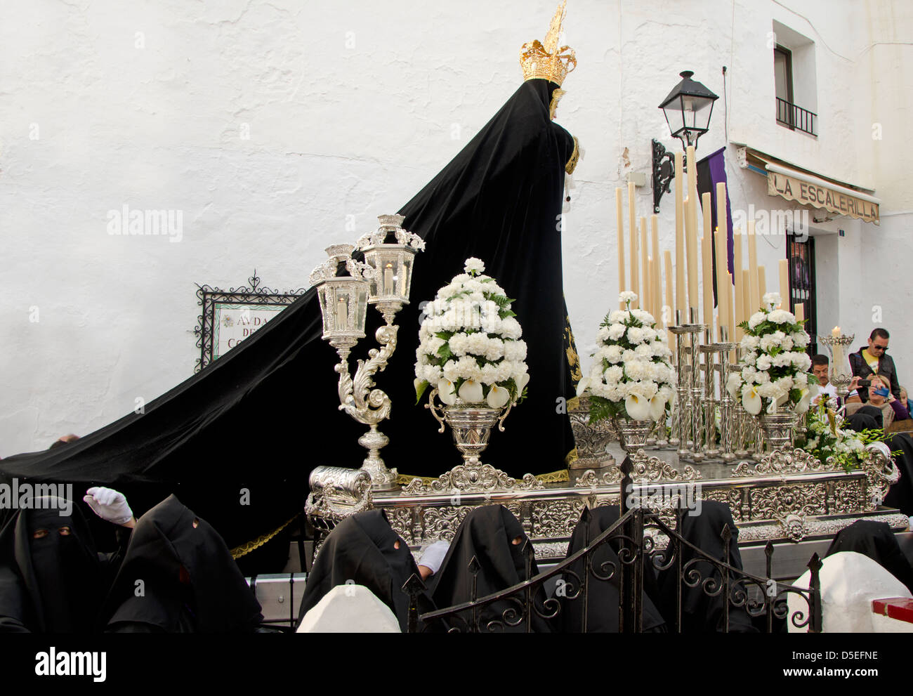 Jungfrau Maria durch die Straßen geweitermacht Karwoche Semana Santa in Mijas, Provinz Malaga, Spanien. Stockfoto