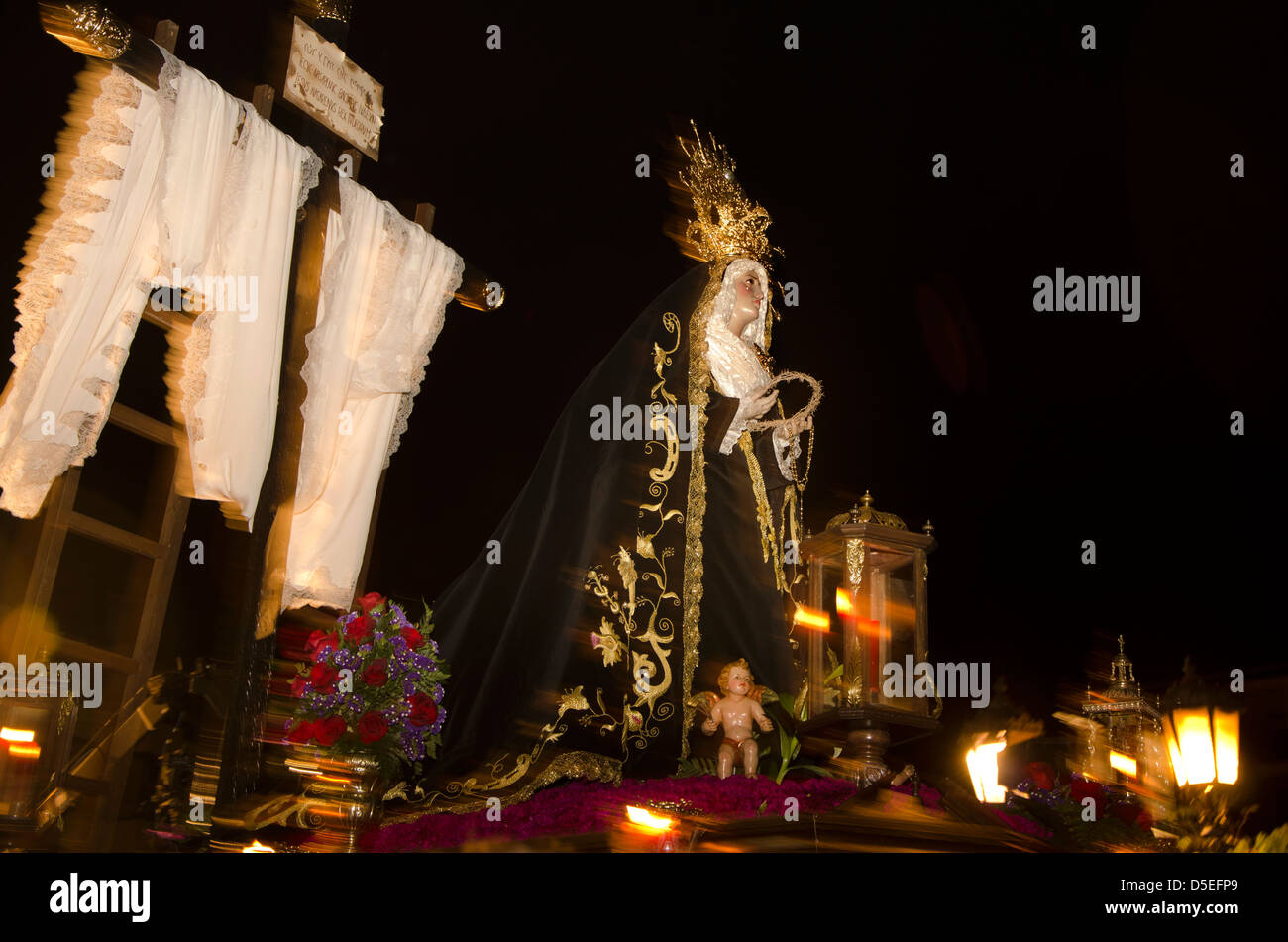 Jungfrau Maria durchgeführt durch die Straßen am Ostersonntag in Fuengirola, Provinz Malaga, Spanien. Stockfoto