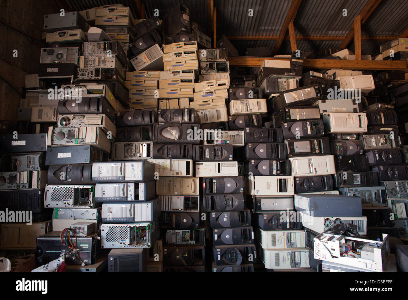 Computer-Festplatten gestapelt in einem Lagerhaus in Accra, Ghana. Stockfoto