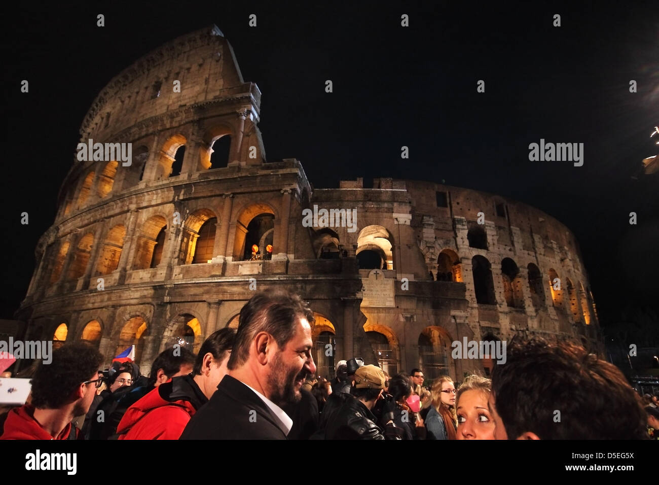 29. März 2013, Kolosseum Square, Rom: Leute warten auf das Stationen des Kreuzes unter dem Vorsitz von Papst Francis ich um das Kolosseum am Karfreitag. Stockfoto