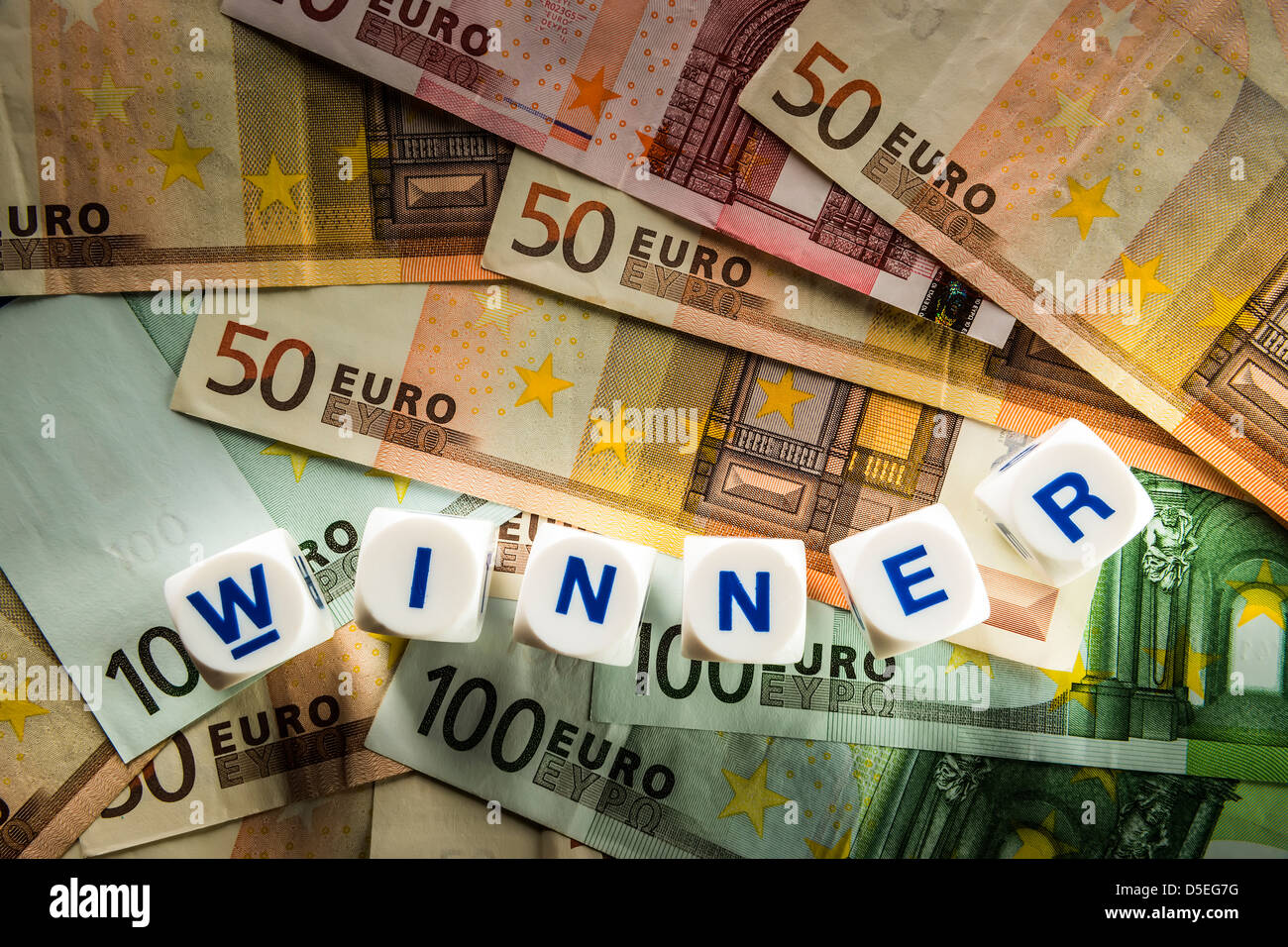 Euro-Banknoten mit weißen Würfel mit dem Wort Gewinner Stockfoto