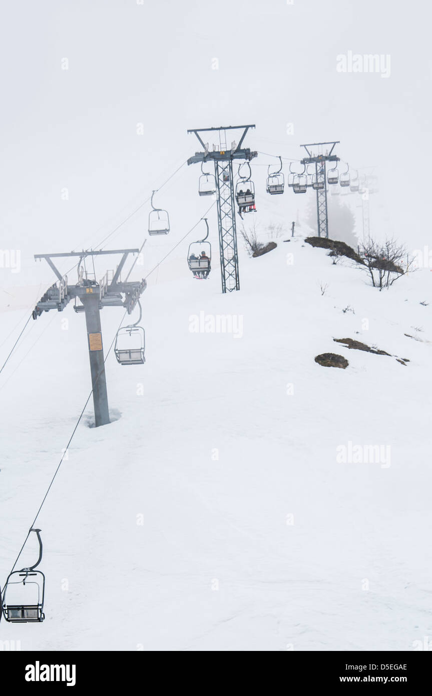 Skilift verschwinden um Winternebel denken Stockfoto