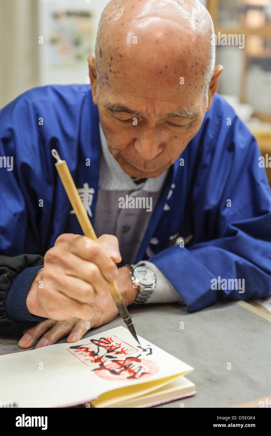 Mann schreiben japanischen Kalligrafie, Kyoto, Japan Stockfoto