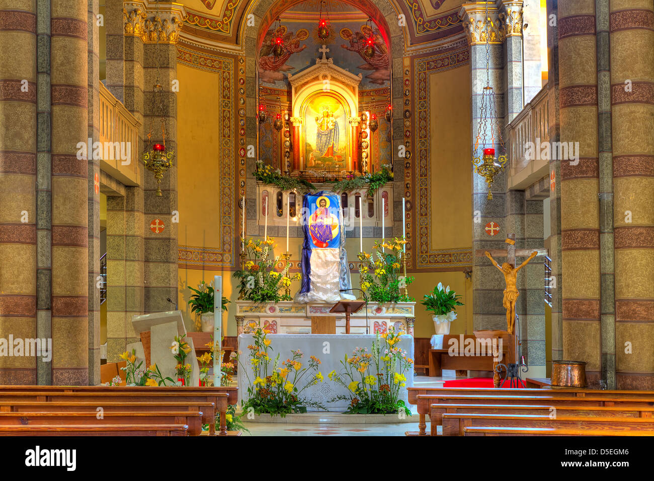 Altar im Rahmen der Innenansicht der Madonna Moretta katholische Kirche in Alba, Norditalien. Stockfoto