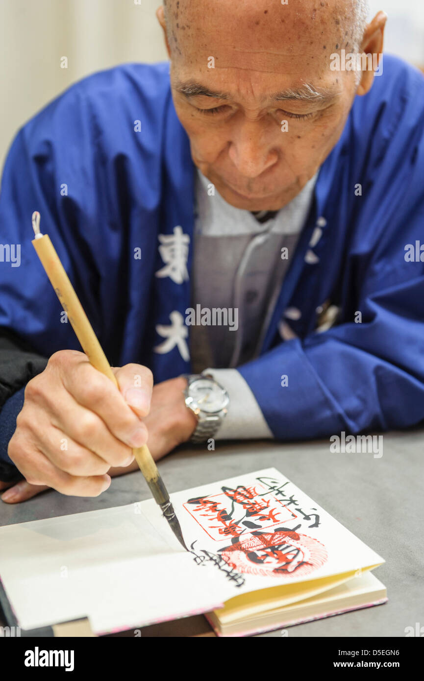 Mann schreiben japanischen Kalligrafie, Kyoto, Japan Stockfoto