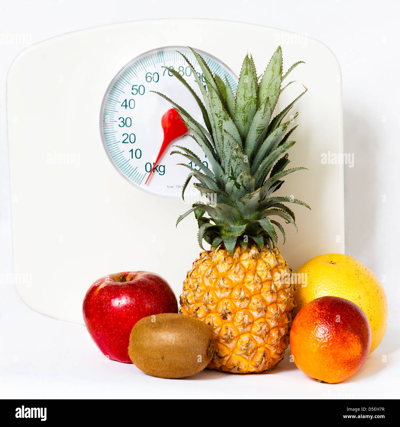 Früchten isoliert auf weiss mit Waage auf dem Hintergrund / Konzept der Obst-Diät und gesunde Lebensweise Stockfoto