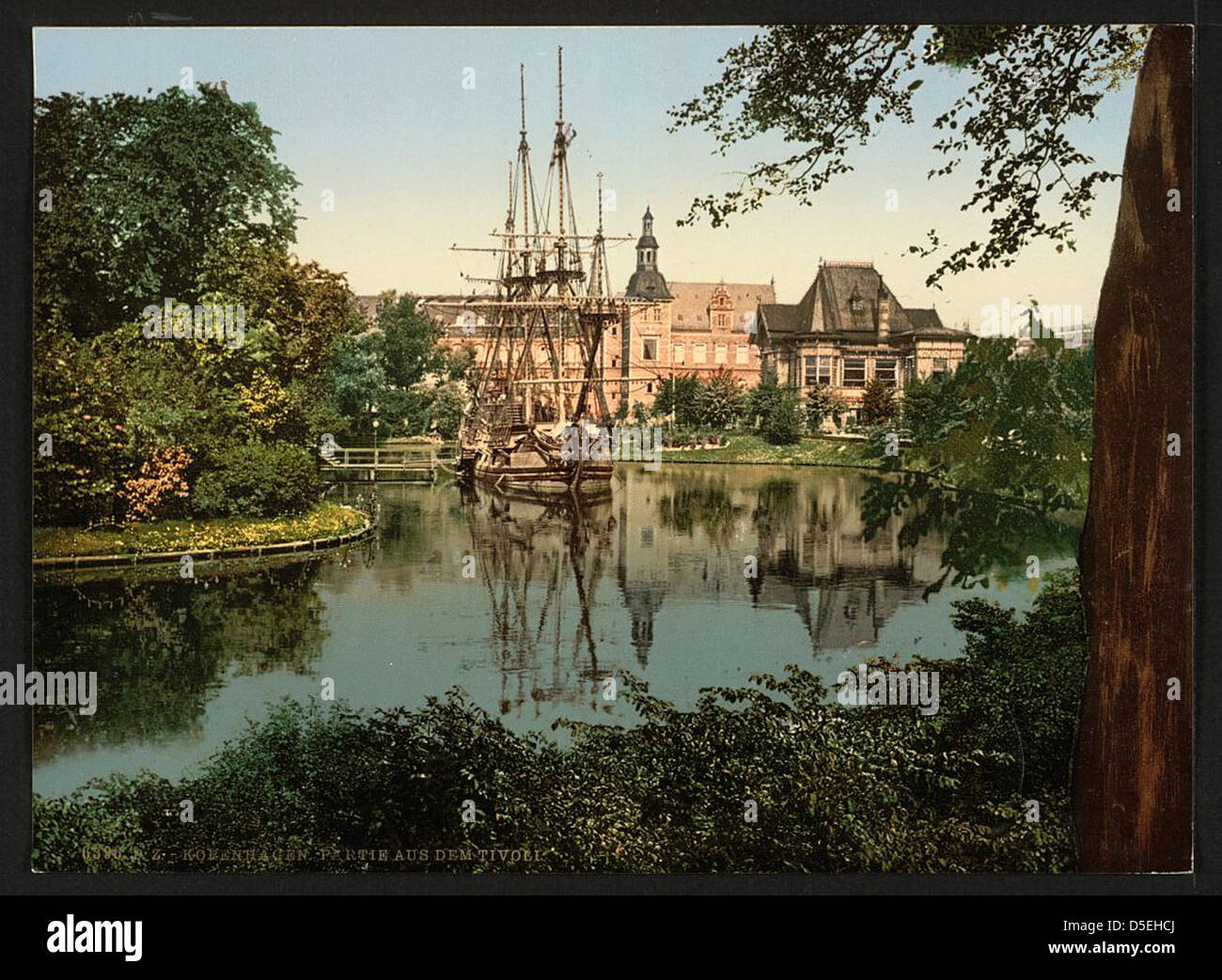 Ein farbiges Bild des Tivoli-Parks in Kopenhagen, Dänemark, mit der Attraktion „Ancient Pirate Ship“. Tivoli ist einer der ältesten Vergnügungsparks der Welt und bietet Unterhaltung und Kunst. Stockfoto