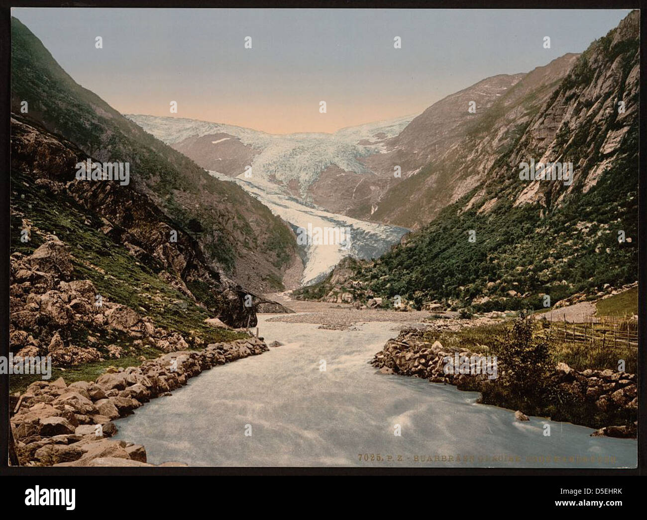 Ein Foto des Buerbrae-Gletschers in Hardangerfjord, Norwegen, zeigt das blaue Eis des Gletschers und die umliegende Berglandschaft. Stockfoto