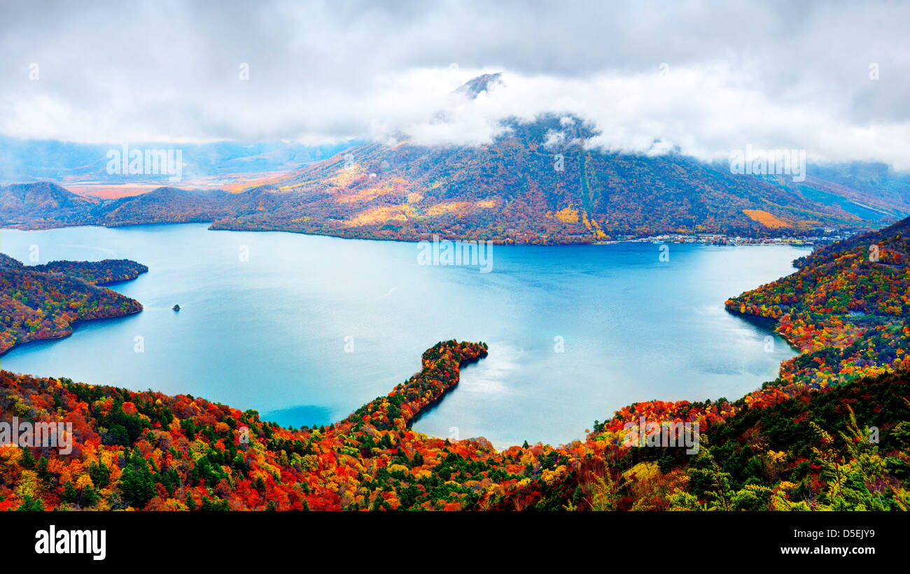 Landschaft von Mt. Nantai und See Chuzenji in Nikko, Japan. Stockfoto