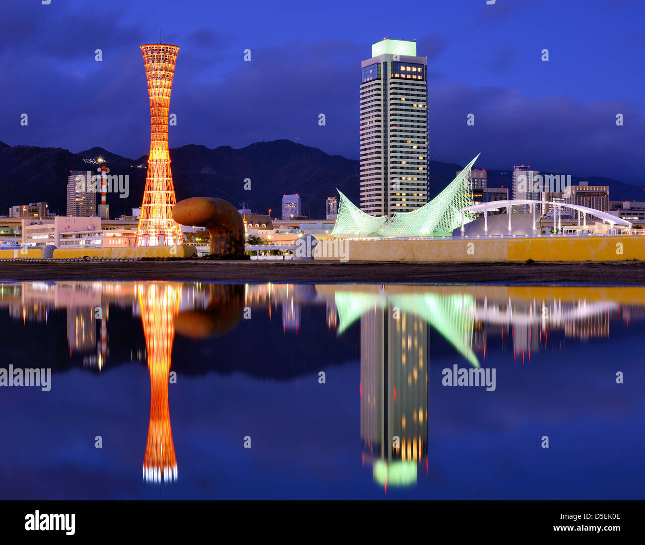 Skyline von Kobe, Japan mit Pfütze Reflexionen Stockfoto