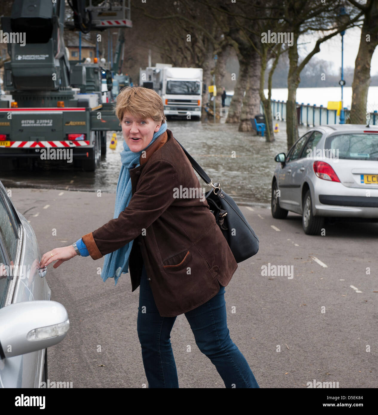 London, UK. 30. März 2013. Clare Balding BBC Sport-Moderator, Gerät in ein Auto am Putney nach dem Auschecken die Überschwemmung der Themse, am Tages vor der Regatta. Praxis Samstag für Besatzungen und Medien. Stockfoto