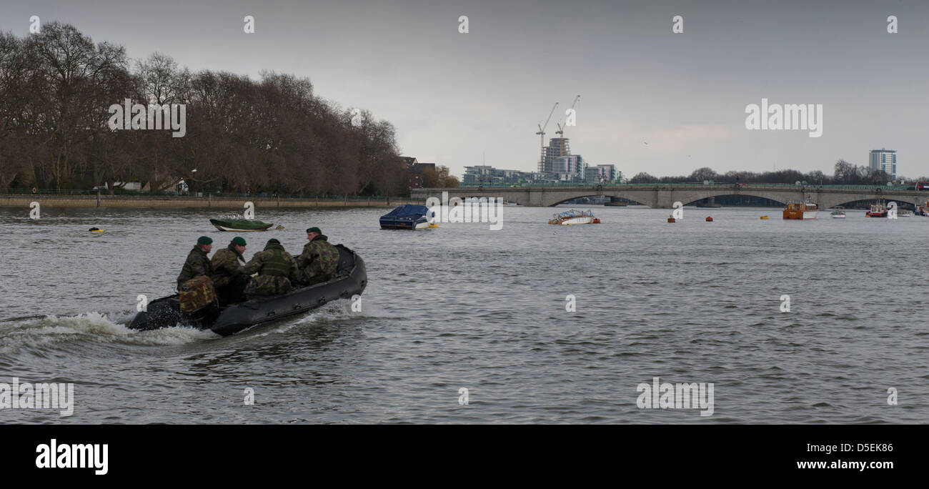 London, UK. 30. März 2013. Die Royal Marines tun eine Sicherheit überprüfen der Route am Vortag 2013 Bootsrennen in Putney, London. Putney Bridge Stockfoto
