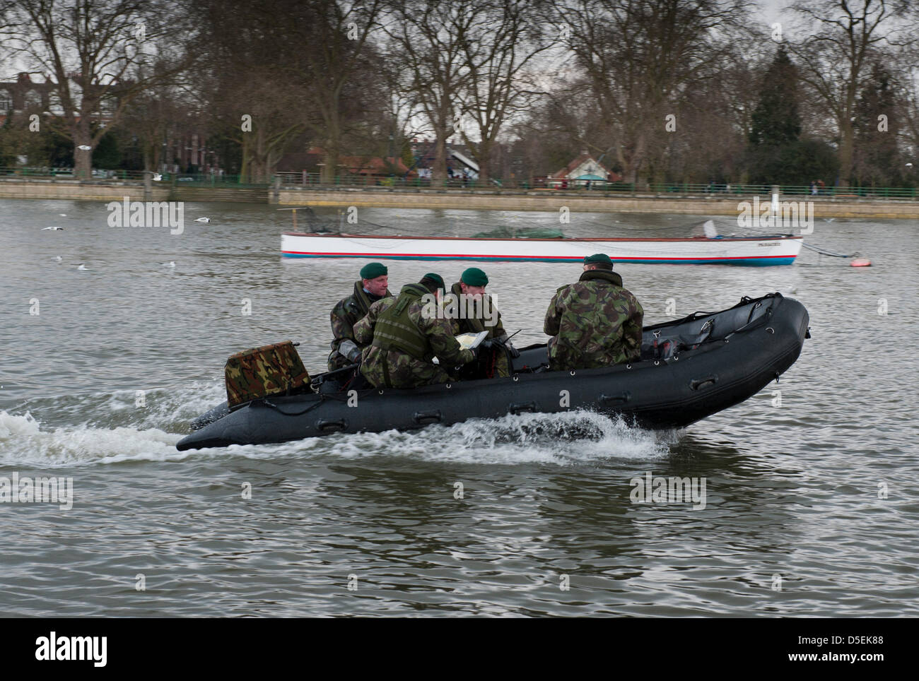 Fluss Themse Putney, London, UK. 30. März 2013. Die Royal Marines tun eine Sicherheit überprüfen der Route am Vortag 2013 Bootsrennen in Putney, London. Stockfoto