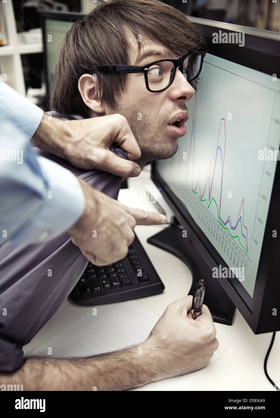 Büroangestellter müde zur Arbeit gezwungen Stockfoto