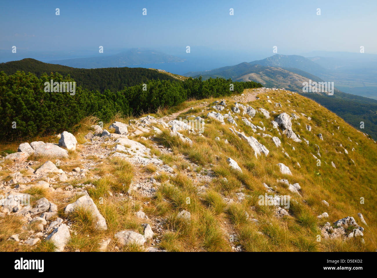 Gipfel des Berges Učka (Učka) Blick auf Insel Cres - links Stockfoto