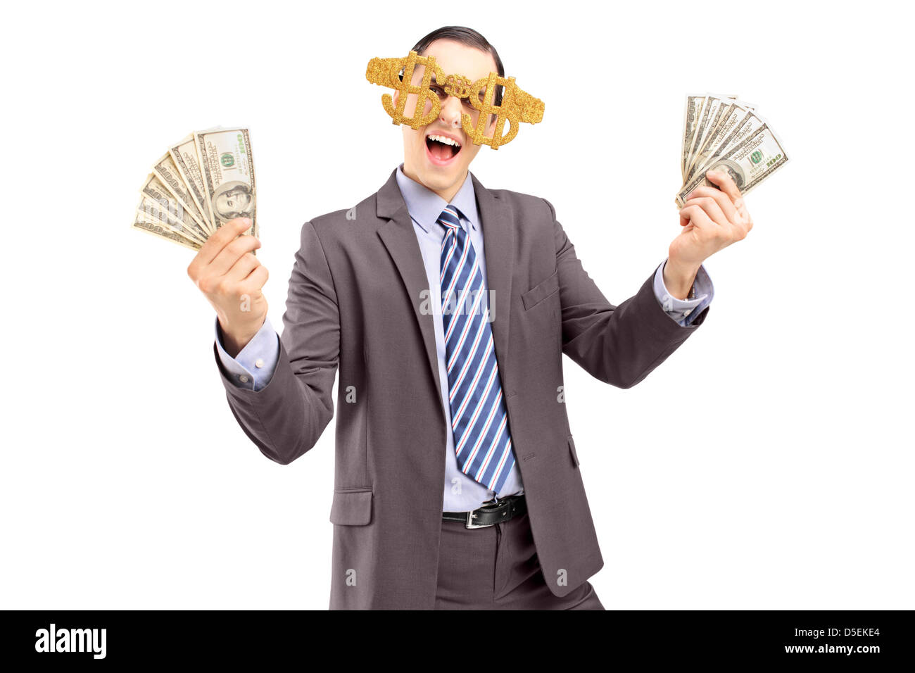 Ein glücklicher Mensch Dollarzeichen Brille trägt und hält US-Dollar, die isoliert auf weißem Hintergrund Stockfoto