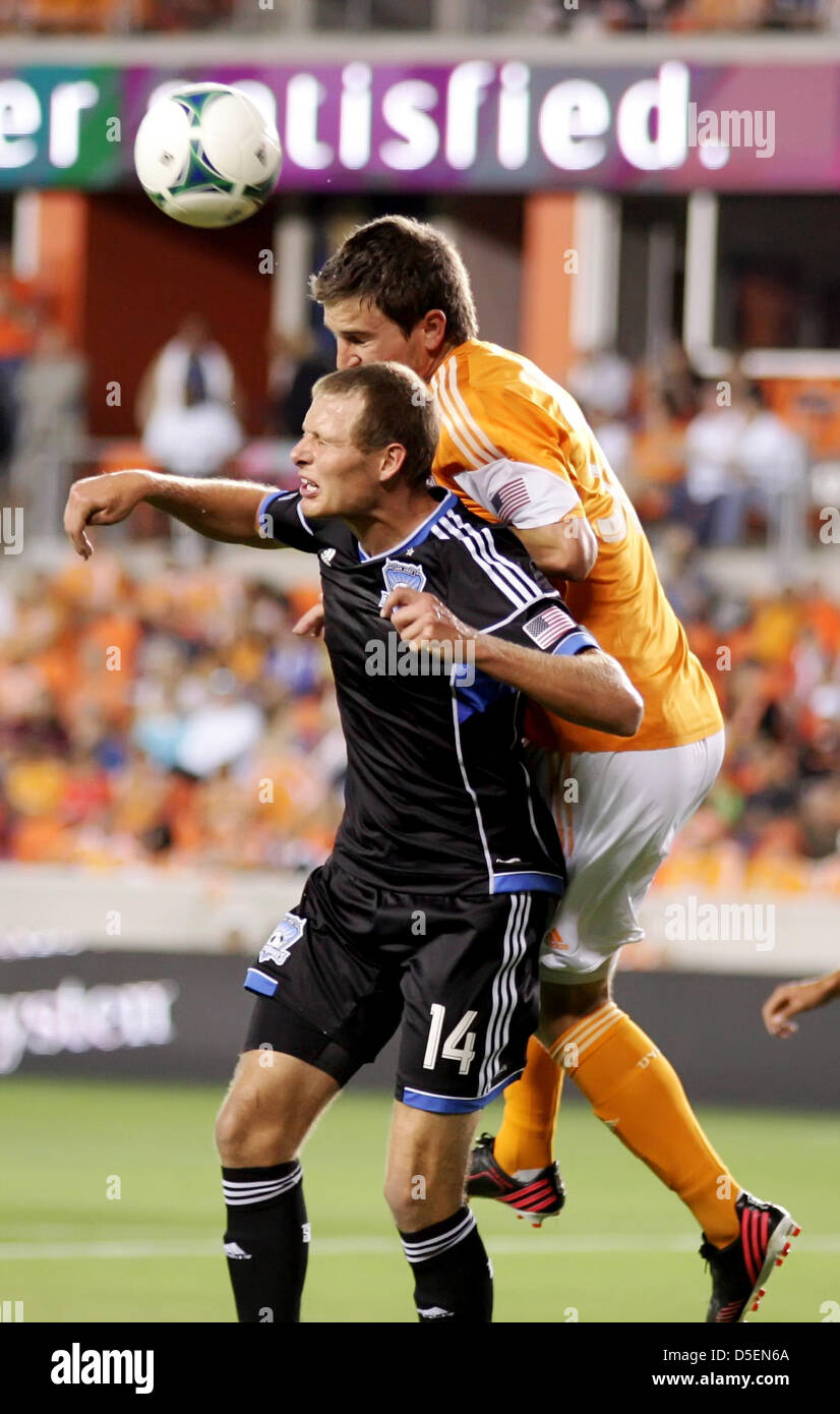 Houston, Texas, USA. 30. März 2013. Houston Dynamo Verteidiger Bobby Boswell #32 Sprünge über San Jose Earthquakes weiterleiten Adam Jahn #14 bei einem Eckball San Jose während das MLS Regelmäßigjahreszeit Spiel zwischen Houston Dynamo und die San José Earthquakes von BBVA Compass Stadion in Houston, Texas. Stockfoto