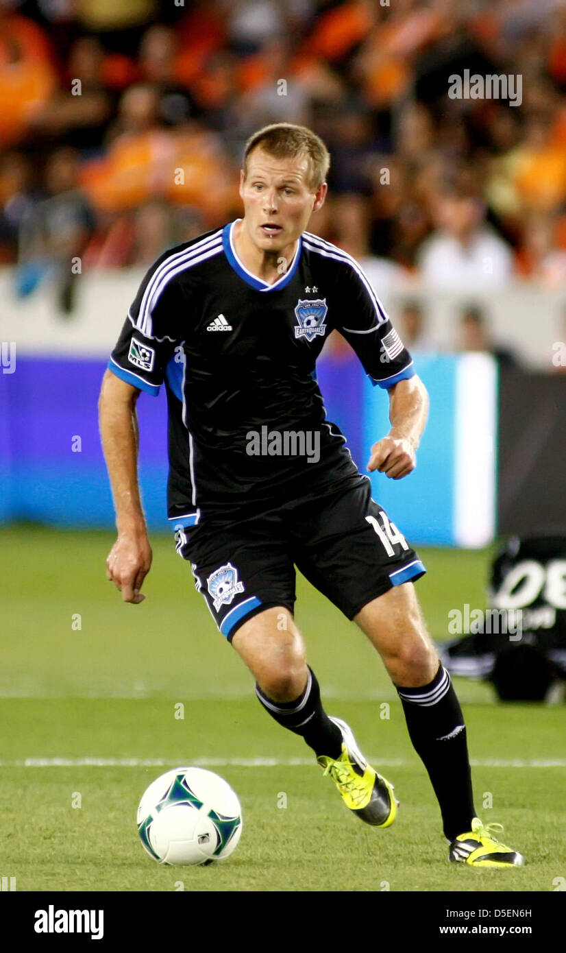 Houston, Texas, USA. 30. März 2013. San Jose Earthquakes nach vorne Adam Jahn #14 sieht, zu einem Mitspieler während der MLS Regelmäßigjahreszeit Spiel zwischen Houston Dynamo und die San José Earthquakes von BBVA Compass Stadion in Houston, TX zu übergeben. Stockfoto