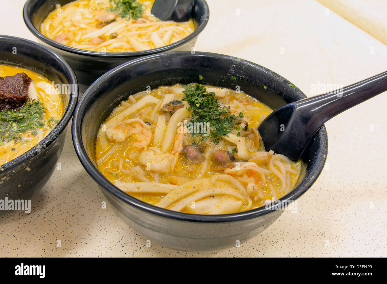 Singapur Curry Laksa Nudeln mit Garnelen Fishcake und Herzmuscheln Südostasien lokales Gericht Stockfoto