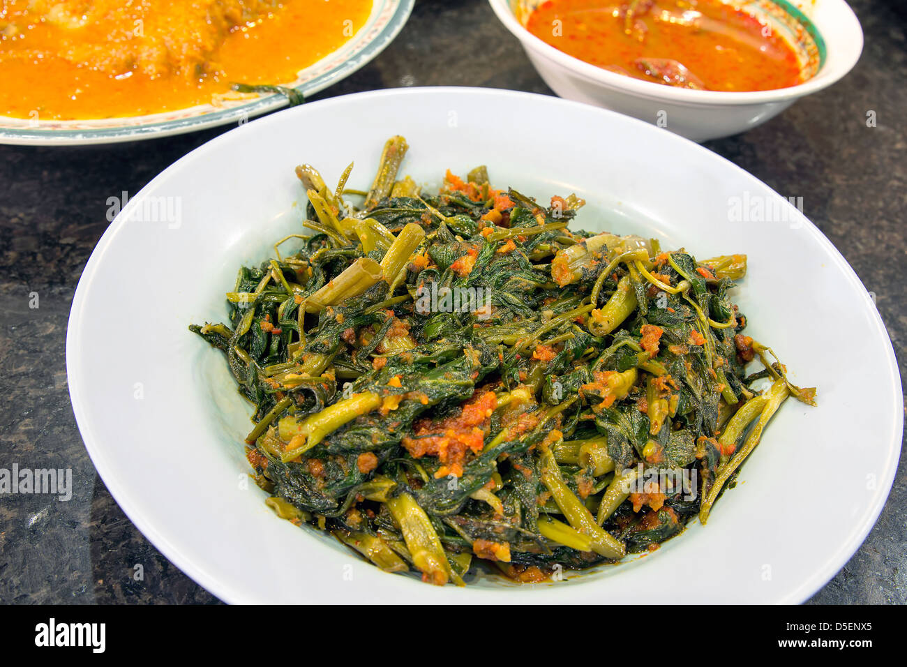 Malaysische Sambal Chili Kangkong Gemüse Gericht mit Garnelen Paste Closeup Stockfoto
