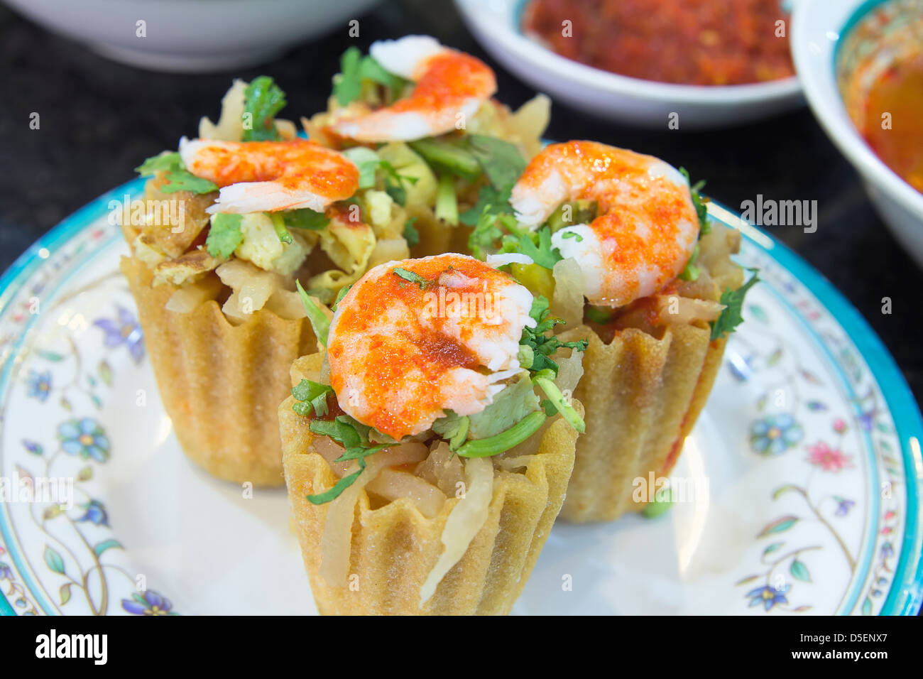 Nyonya Peranakan Kueh Pie Tee mit Garnelen und Chili Paste Closeup 2 ...
