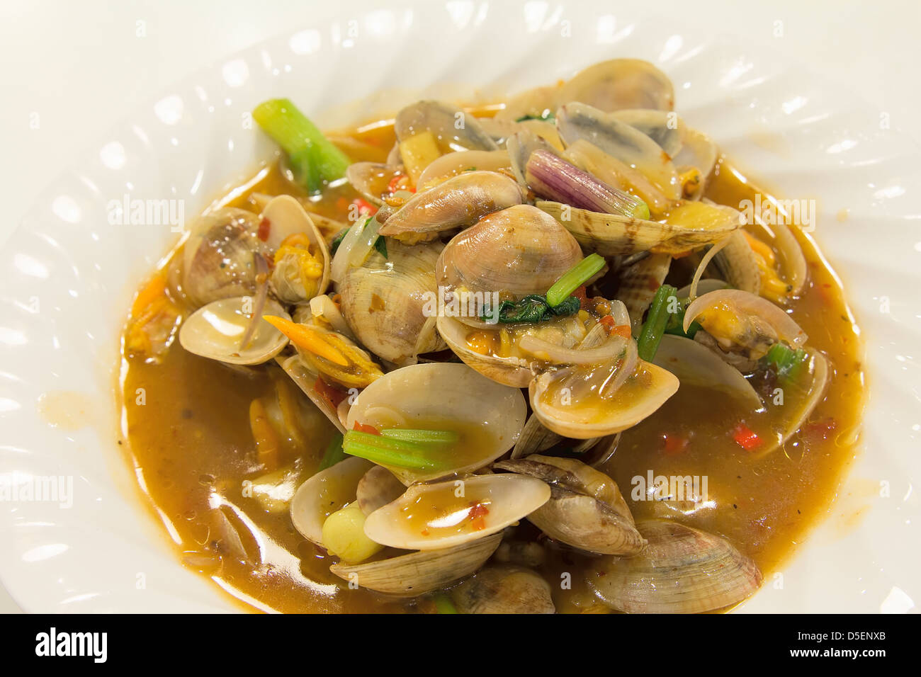 Chinesische Pfannengerichte mit Muscheln in pikanter Sauce Nahaufnahme Stockfoto
