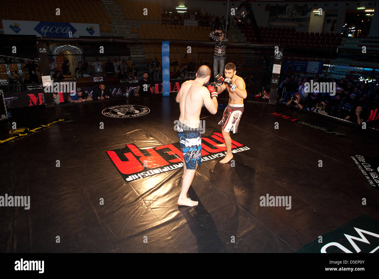 IMPERA MMA Fighting Championship 2013 Rom, Übereinstimmung zwischen Francesco Pensa und Alessandro Tucciarelli, Kategorie 75 kg. Stockfoto