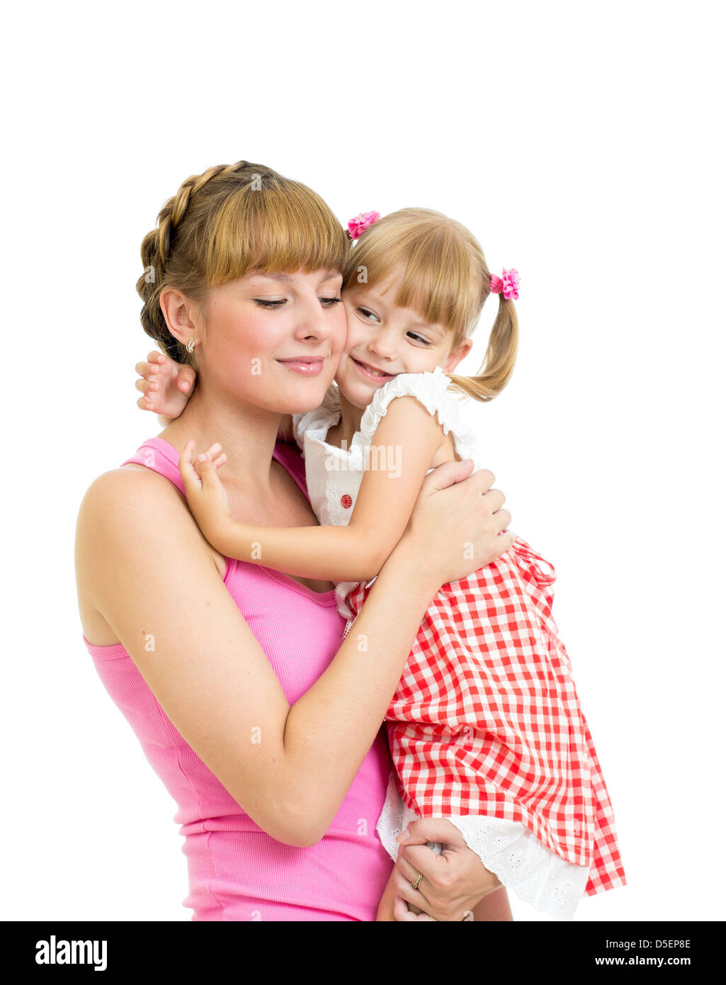 Glückliche Mutter umarmen Tochter isoliert auf weißem Hintergrund Stockfoto