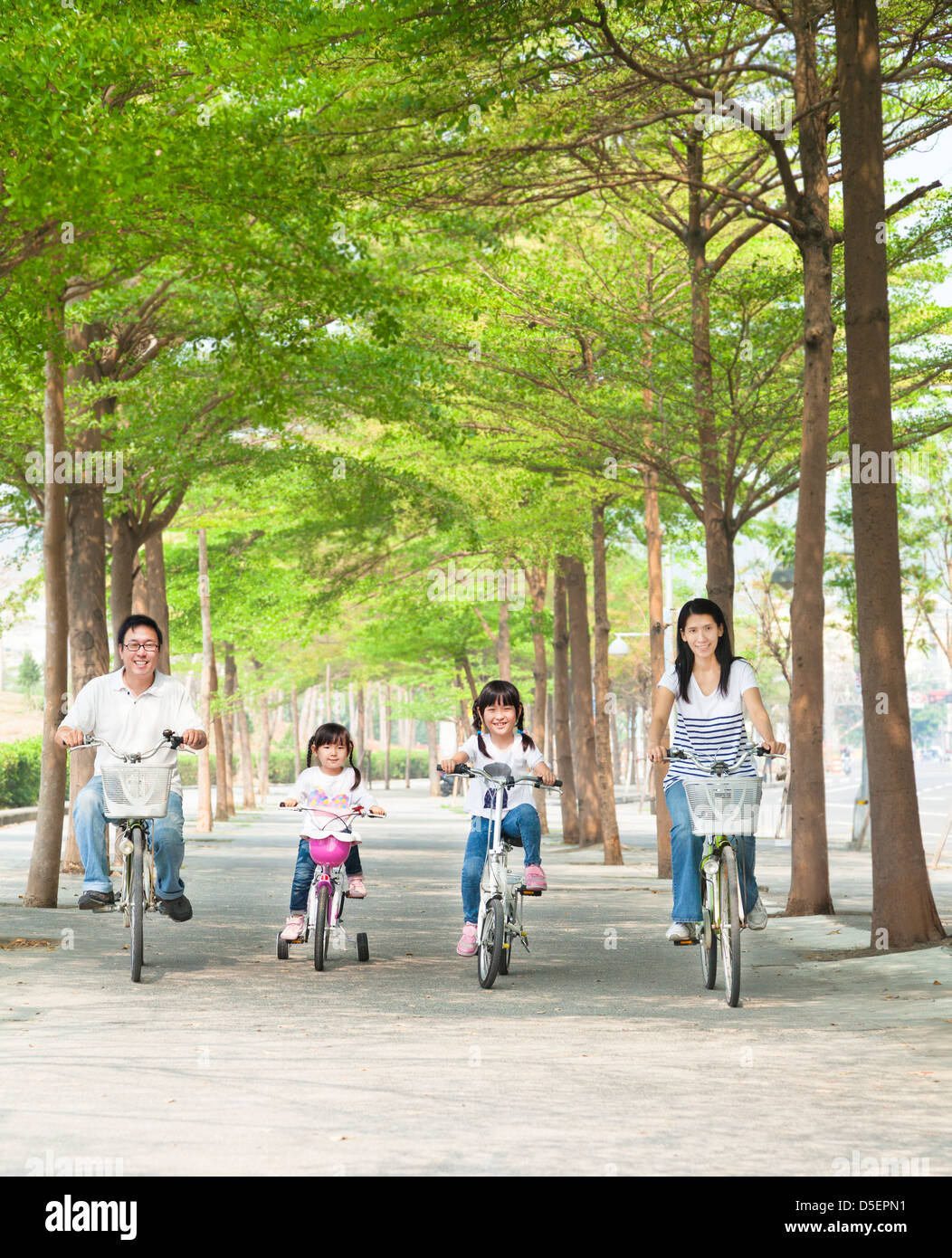 glückliche Familie Reiten Fahrrad im park Stockfoto