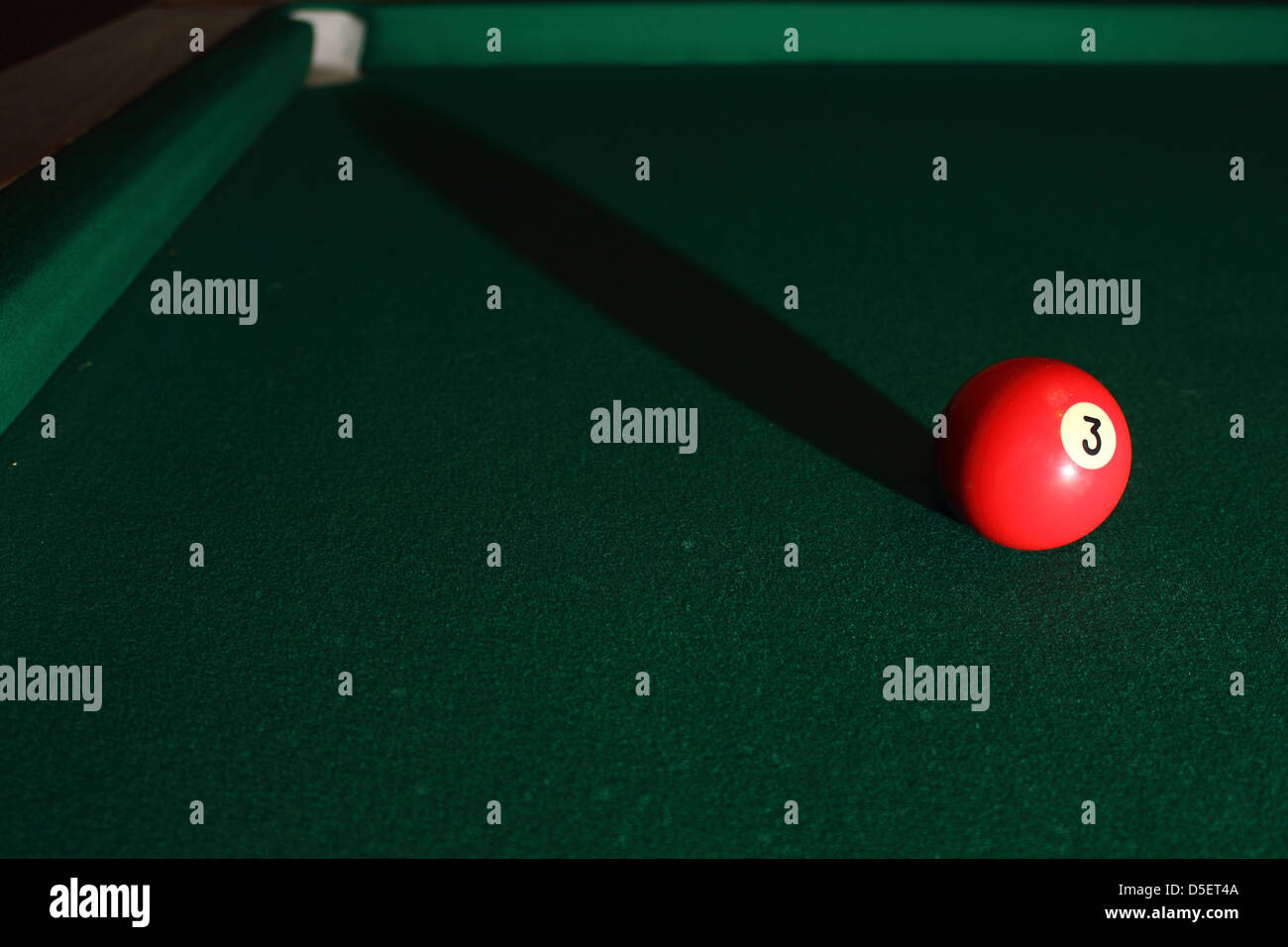 Billard Billardtisch mit Kugeln, Licht und Schatten Stockfotografie Alamy
