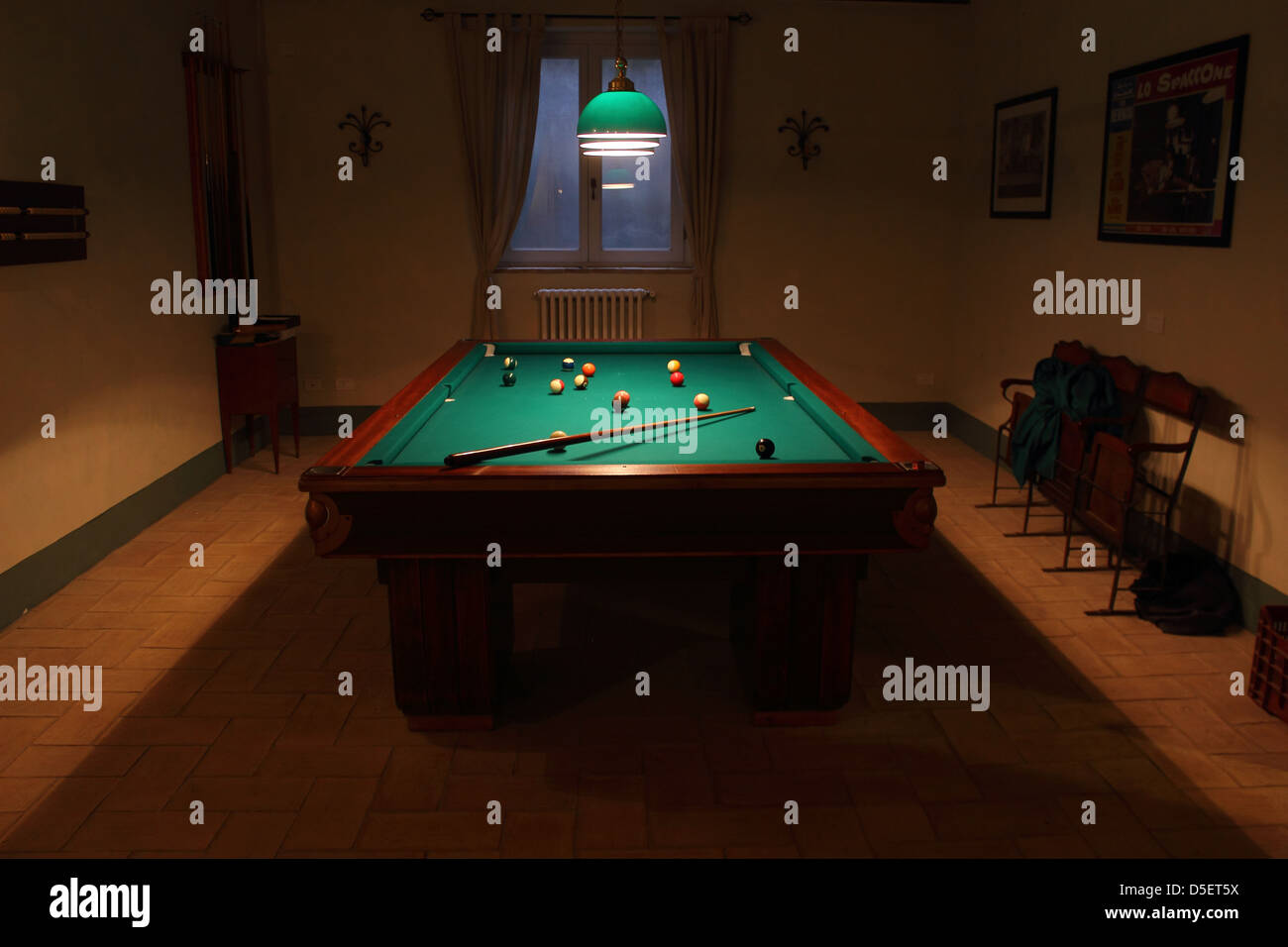 Billard Billardtisch mit Kugeln, Licht und Schatten Stockfotografie Alamy