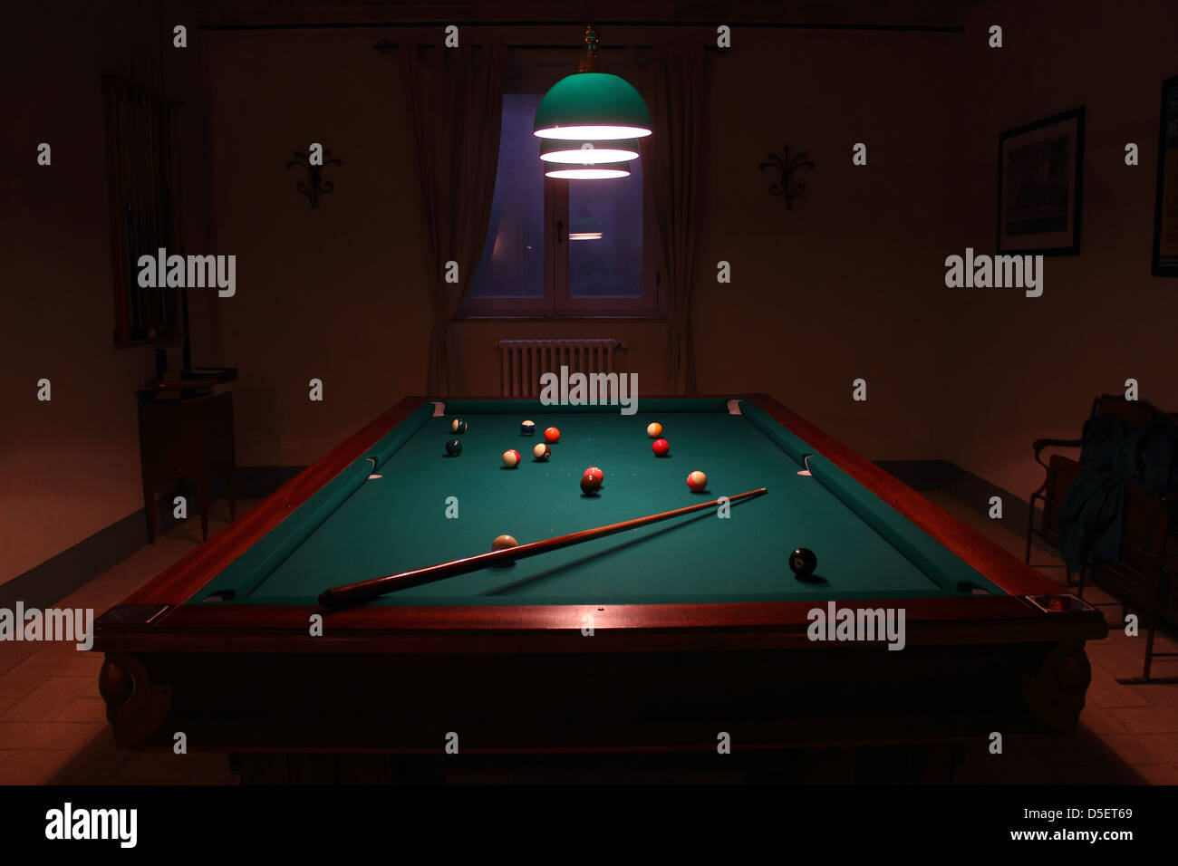 Billard Billardtisch mit Kugeln, Licht und Schatten Stockfotografie Alamy