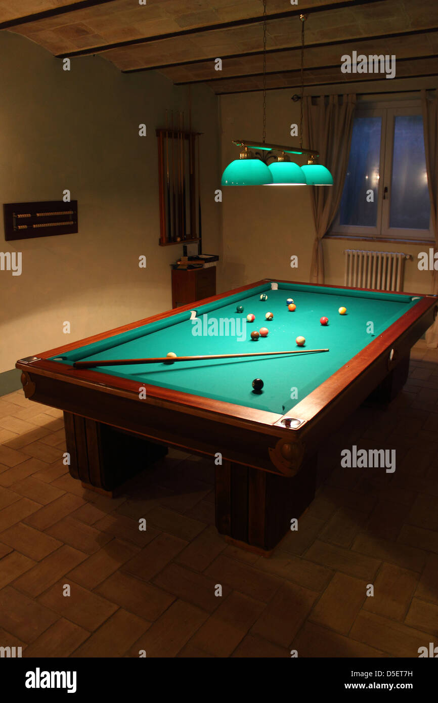 Billard Billardtisch mit Kugeln, Licht und Schatten Stockfotografie Alamy