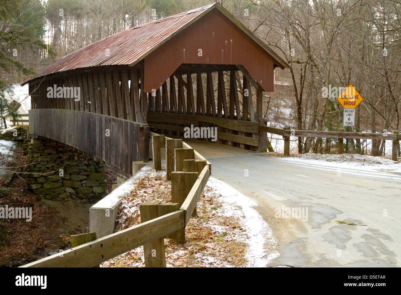 Holzbrücke überdachte Brücke über einen kleinen Fluss in Cornwall, New Hampshire, New England, USA. Stockfoto