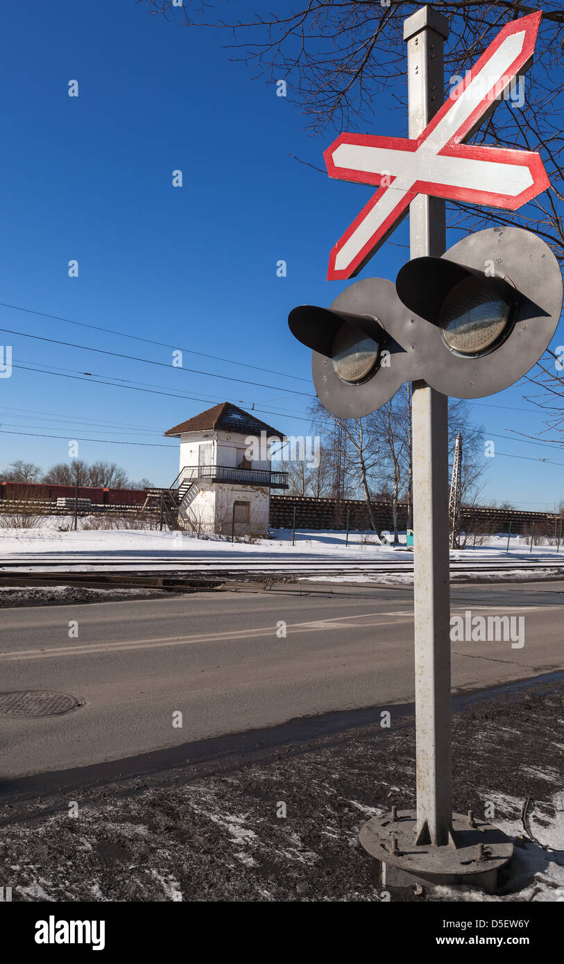 Bahnübergang. Roten Verkehrszeichen mit blinkenden Lichtern Stockfoto