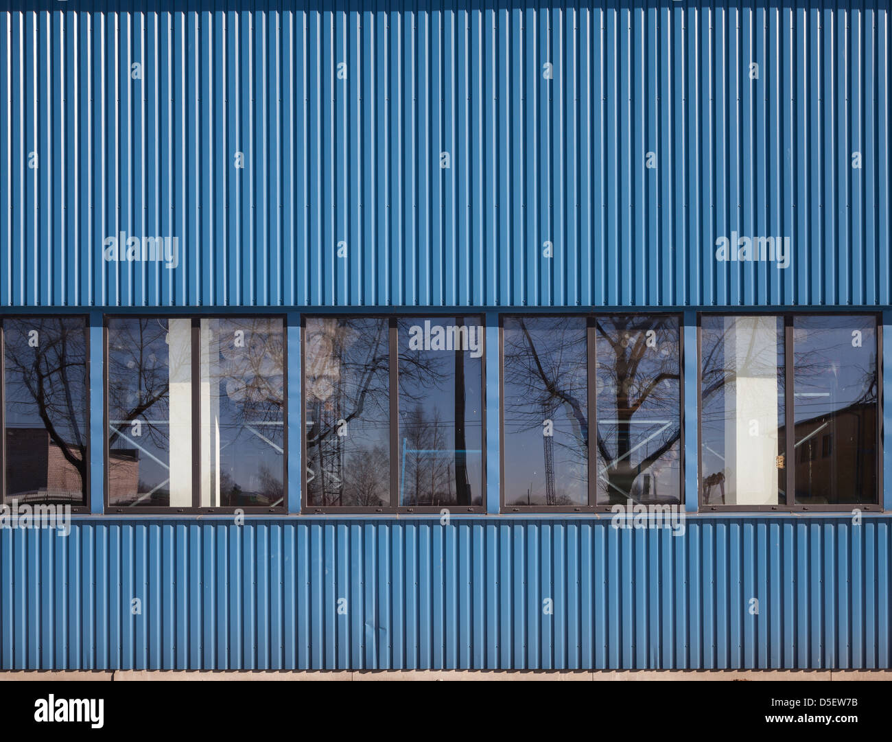 Textur des industriellen Lagerhalle mit Windows auf Metall zerfurcht blaue Wand Stockfoto