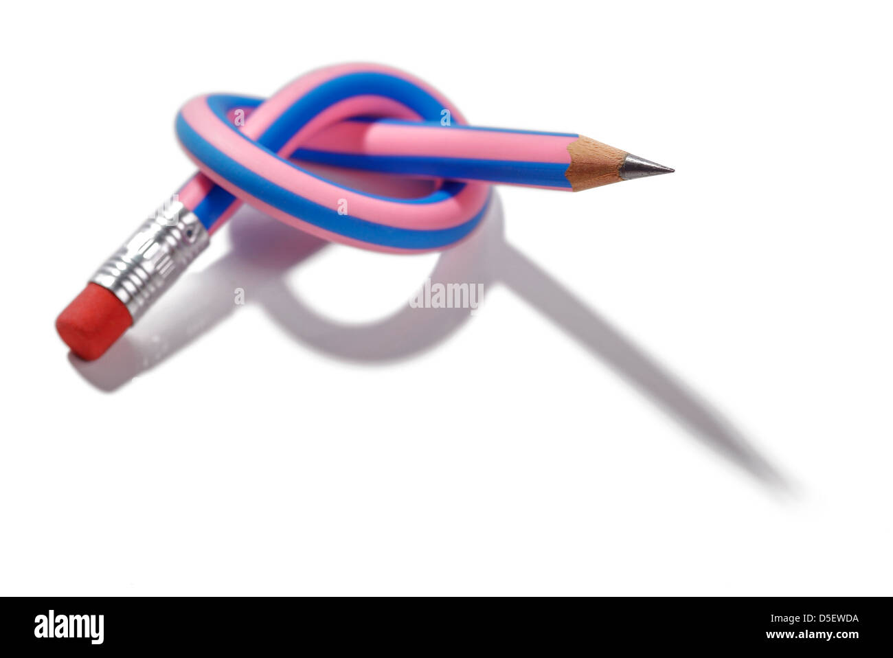 Bleistift in einen Knoten gebunden Stockfoto