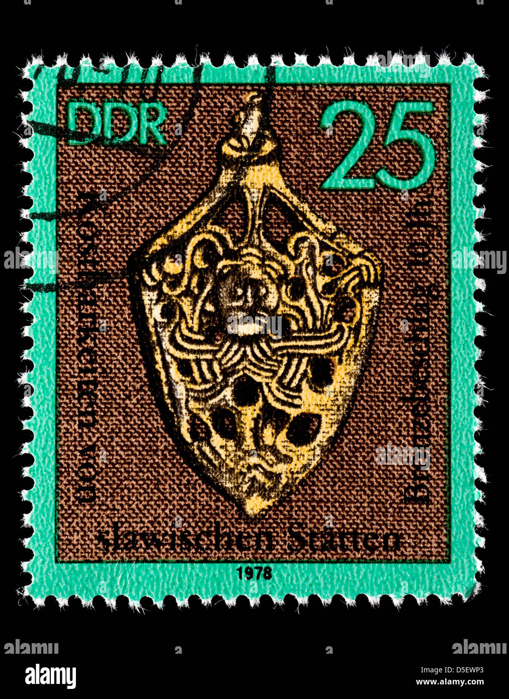 Briefmarke aus der DDR, die Darstellung einer Bronze Mantel, archäologische Schätze aus einer slawischen Website. Stockfoto