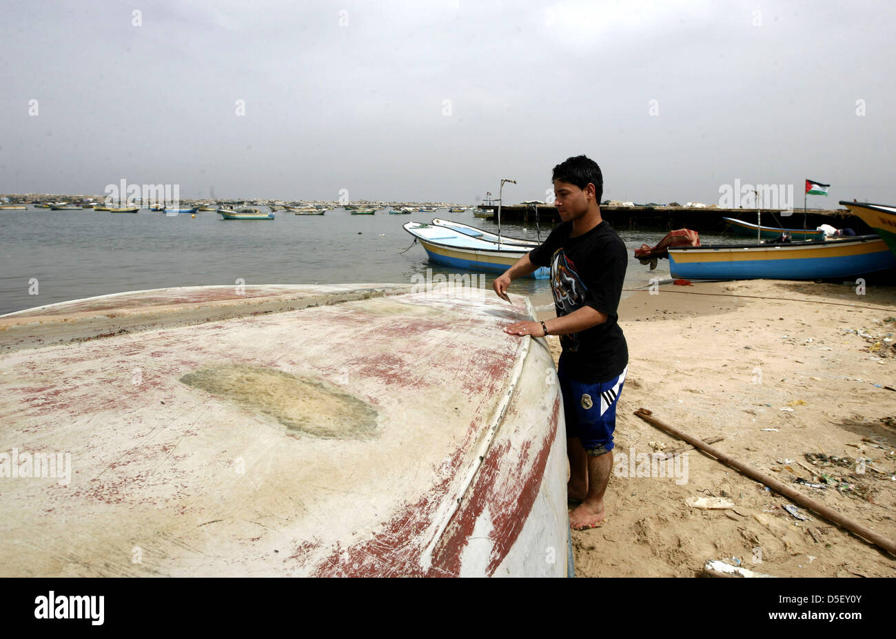 31. März 2013 - Gaza-Stadt, Gazastreifen, Palästina - behebt ein palästinensischen Fischer sein Boot in den Hafen von Gaza-Stadt am 31. März 2013. Eine israelische Militärsprecher verkündete am 21. März, dass das israelische Militär Bereich erlaubten Angeln im Gaza-Streifen wieder aus sechs Seemeilen auf drei gesenkt werden (ca. 5,5 Kilometer), als Reaktion auf Rakete Feuer durch bewaffnet palästinensischen Gruppen im Süden von Israel früher am Morgen (Credit-Bild: © Emad Nassar/APA Images/ZUMAPRESS.com) Stockfoto