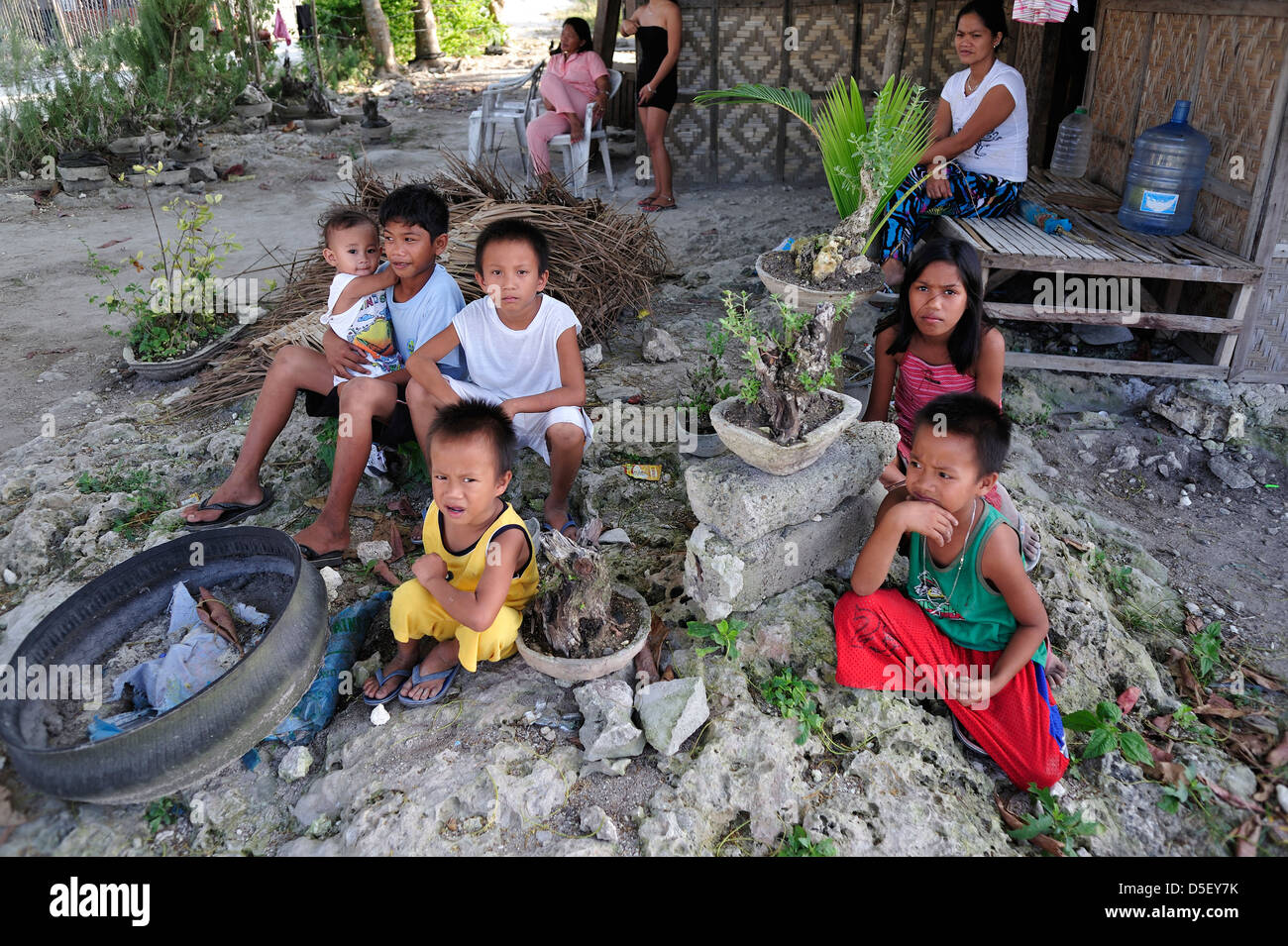Philippinische Kinder Familie und Freunde Moalboal Cebu Philippinen Stockfoto