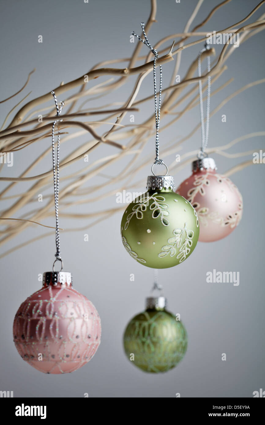 Schöne Weihnachtskugeln von weißen Zweige hängen Stockfotografie