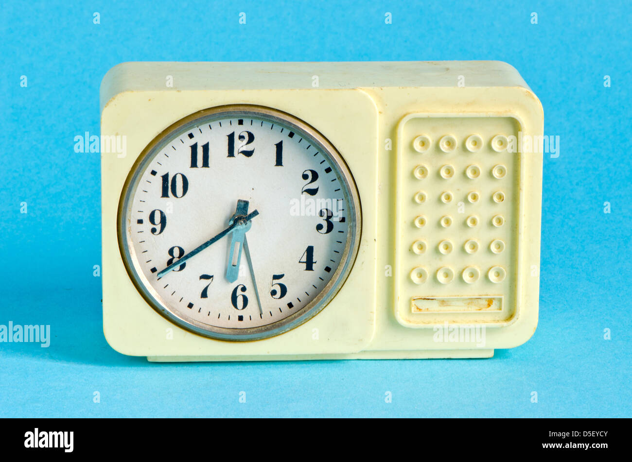 Retro Kunststoff Uhr am azurblauen Hintergrund Stockfoto