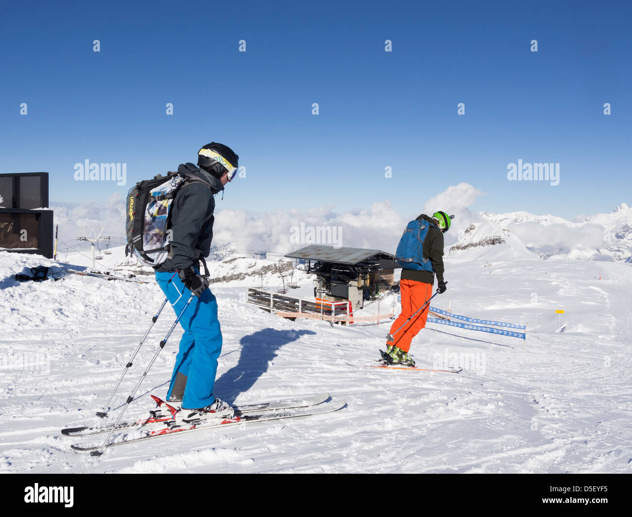 Zwei Männer Skifahrer auf Les Grandes Platieres in Le Grand Massif Skifahren Skigebiet der französischen Alpen. Flaine 1600-2500 Rhone-Alpes Frankreich Stockfoto
