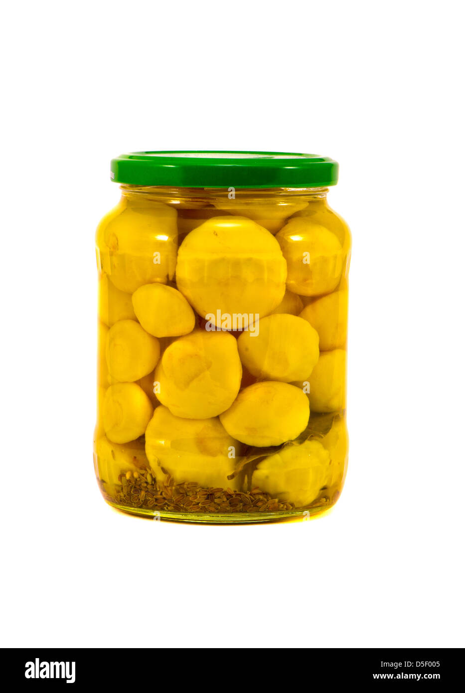 Eingemachte gelber Pattypan Kürbis im Glas isoliert auf weiss Stockfoto