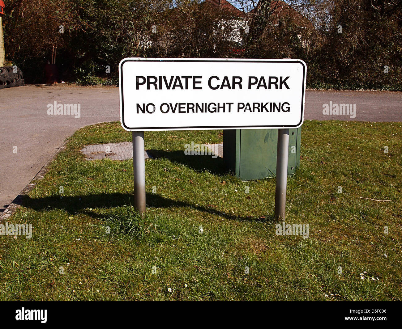 Privater Parkplatz, keine Übernachtung, Parkplatz, Schild neben dem Parkplatz der Cheddar Reifenservice. März 2013 Stockfoto