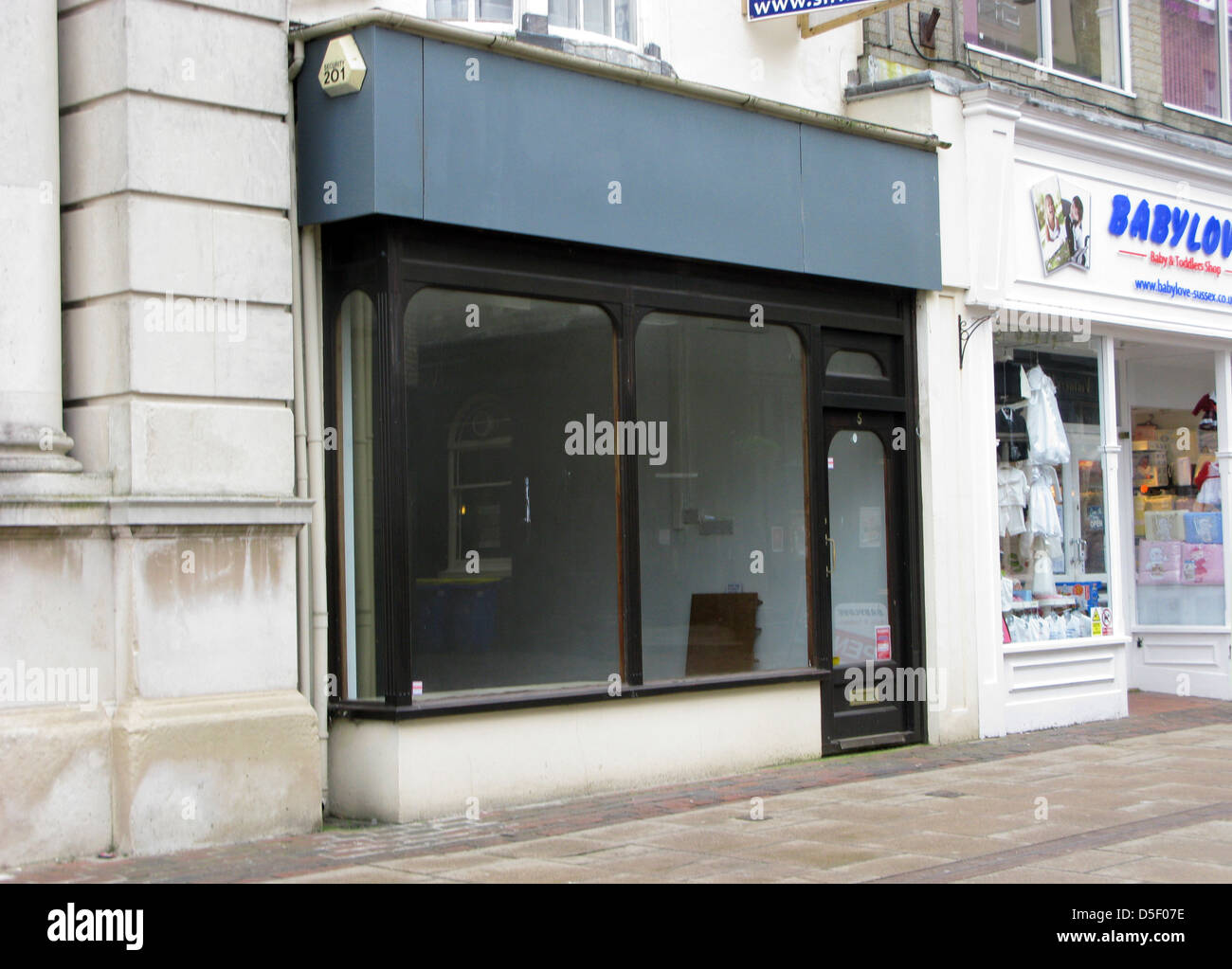 Leer leer Einzelhandelsgeschäft in der hohen Straße Worthing West Sussex UK mit einem Board nachlassen Stockfoto