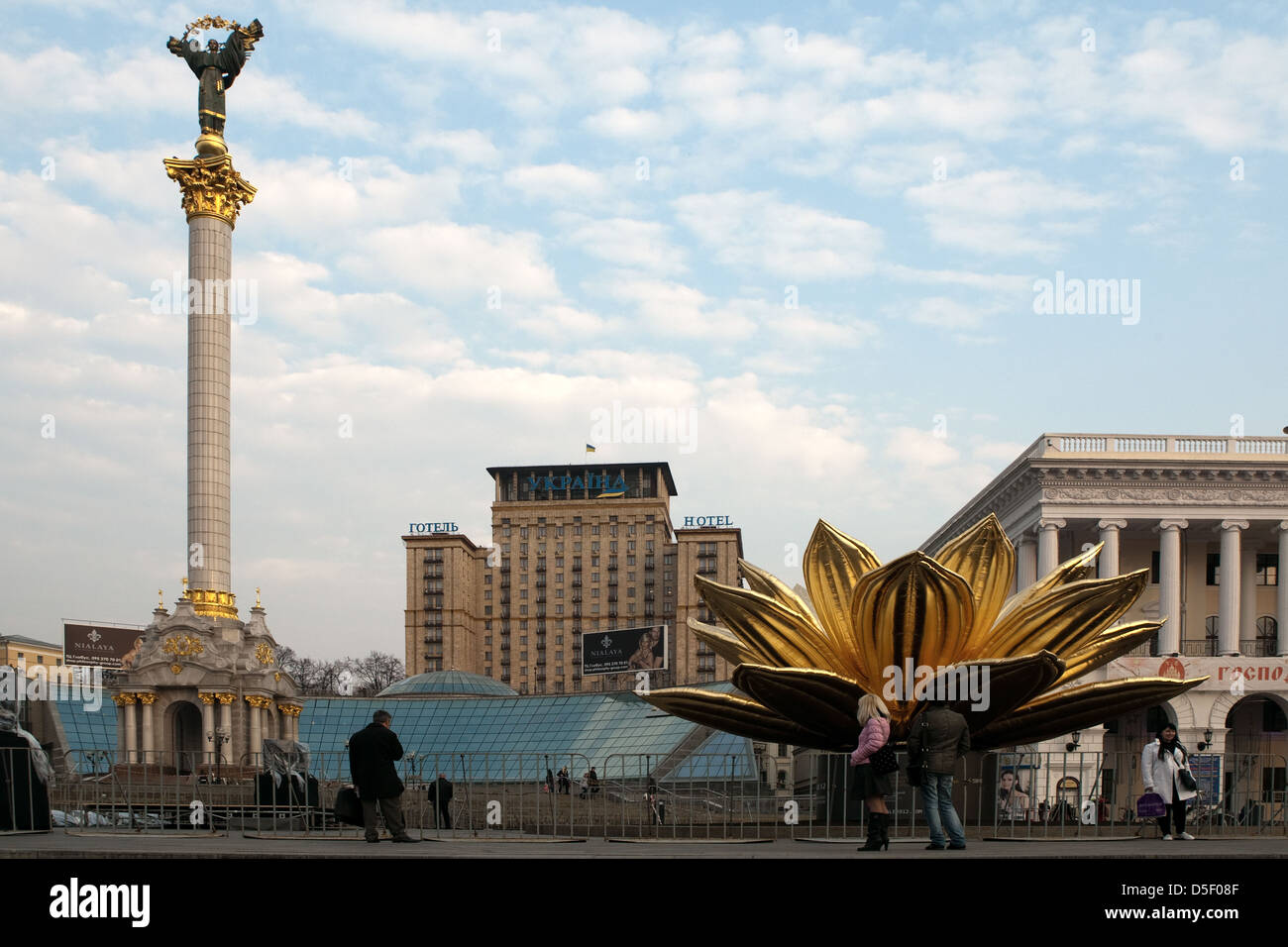 Unabhängigkeitsdenkmal Figur einer Frau (Berehynia), Maidan Nezalezhnosti, Unabhängigkeitsplatz, Kiew, Ukraine Stockfoto