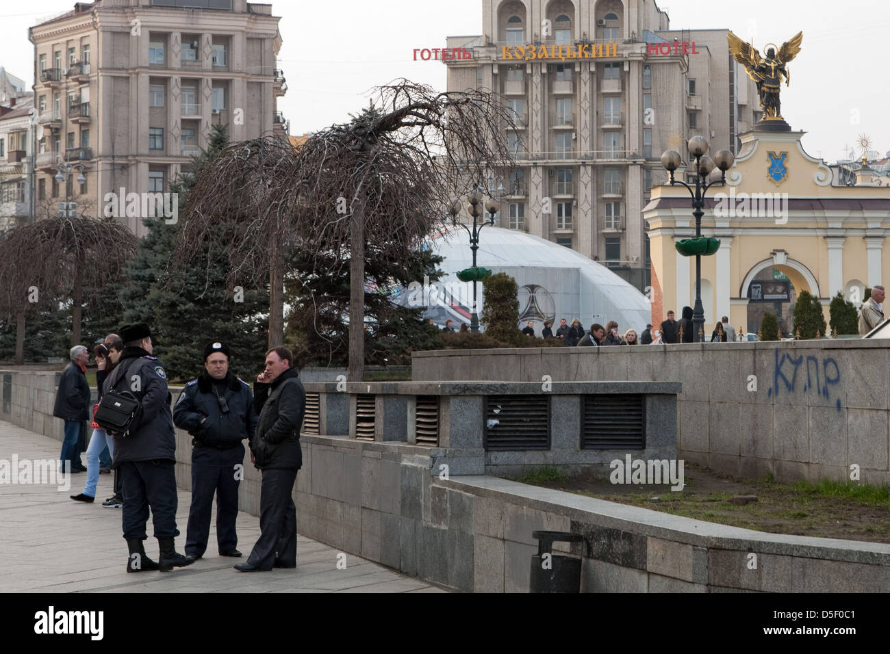 Polizeibeamte, Erzengel Michail, Unabhängigkeitsplatz (Maidan Nezalezhnosti ), Kiew, Ukraine Stockfoto