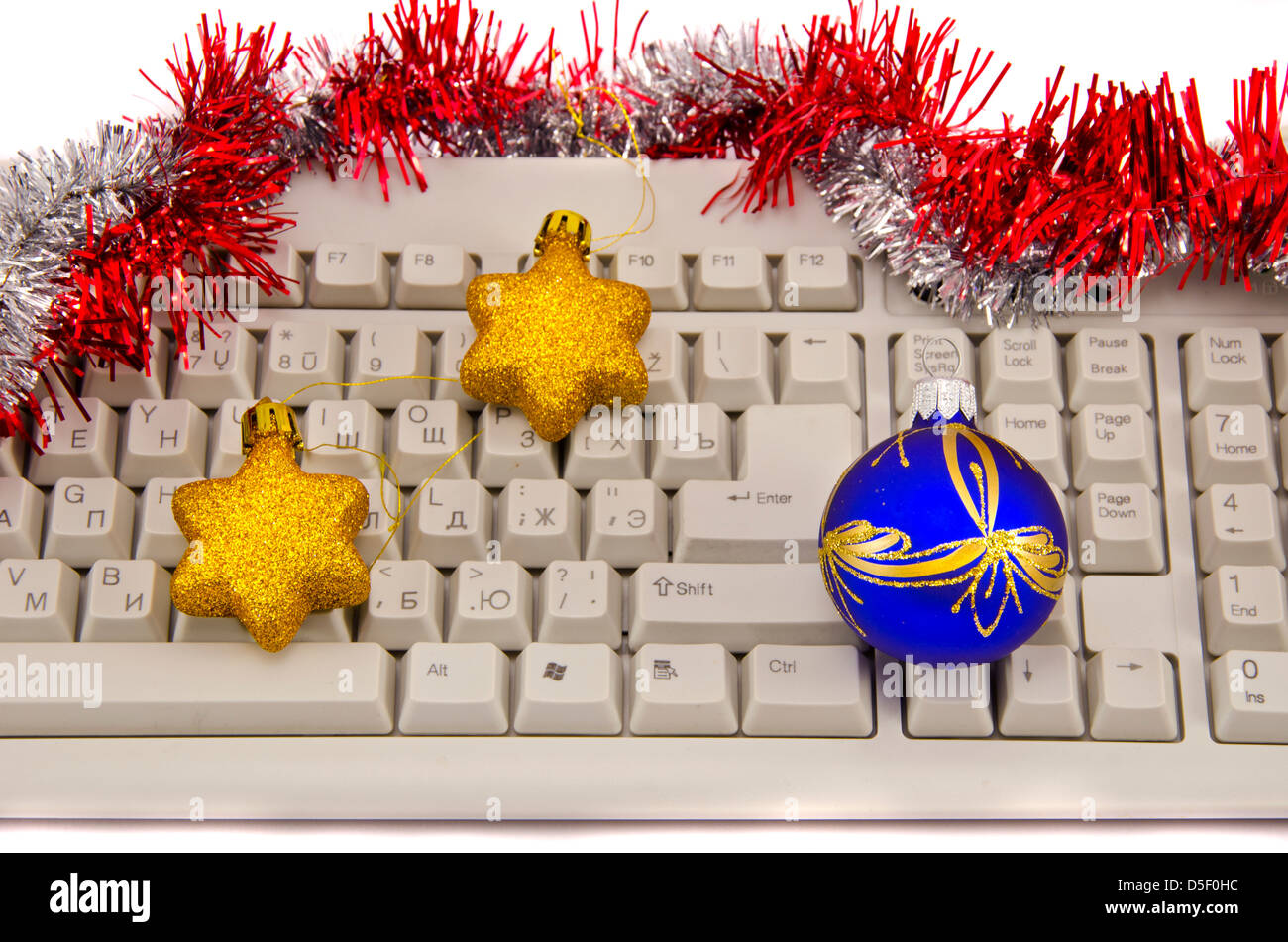 Computer-Tastatur-Fragment mit Weihnachten Spielzeug isoliert auf weiss Stockfoto